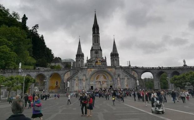 Una artista se desnuda en el santuario de Lourdes