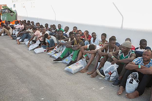 Los migrantes esperaron en la puerta del antiguo CATE para que la Policía realizara la reseña y los trasladara al nuevo campamento. 