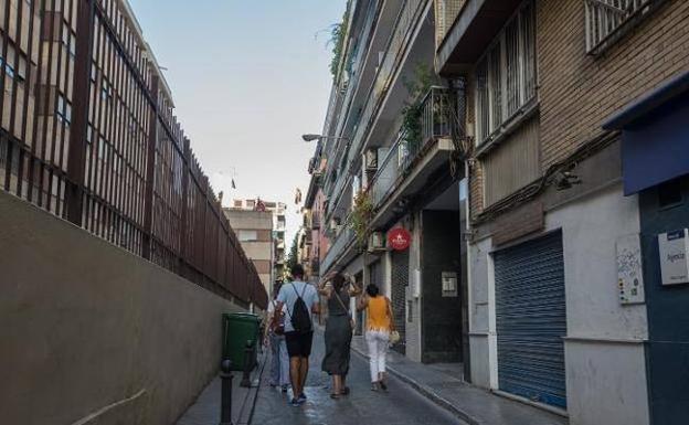 El inmueble está situado en esta vía de la ciudad, la calle Montalbán. 