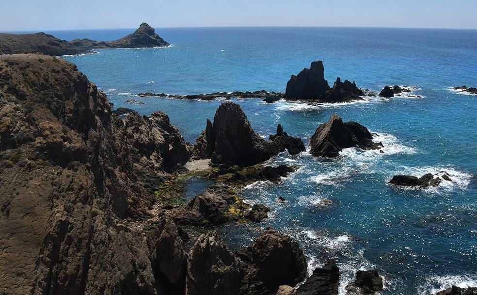 Rocas volcánicas forman el arrecife de las Sirenas, el punto más al sureste de la península Ibérica 