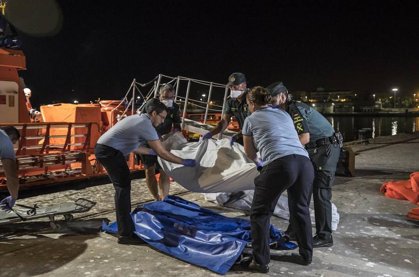 Las dos embarcaciones en las que navegaban estaban siendo buscadas desde esta mañana cuando se recibió un aviso de la salida de las pateras desde el norte de Marruecos