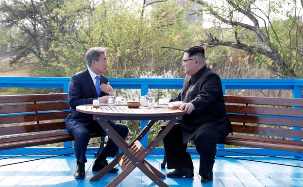 Moon Jae-in y Kim Jong-un, durante su encuentro del pasado mes de abril.