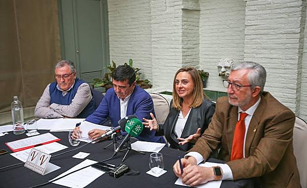 Juan Peláez (segundo por la izquierda), presidente de la Asociación Provincial de Empresas de Mediación Turística de Granada, en una imagen de archivo.