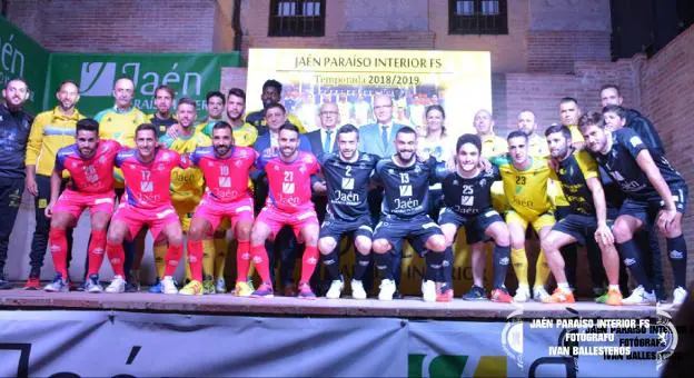 Foto de familia tras la presentación oficial.