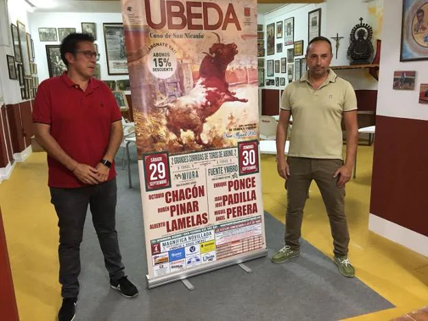 García y Delgado posan con el cartel que presentaron ayer.