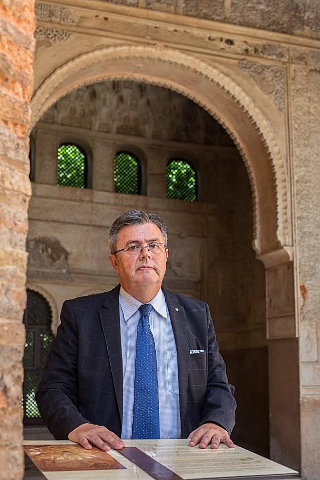 Sánchez posa en el lugar donde Isabel la Católica estuvo enterrada en el convento de San Francisco.