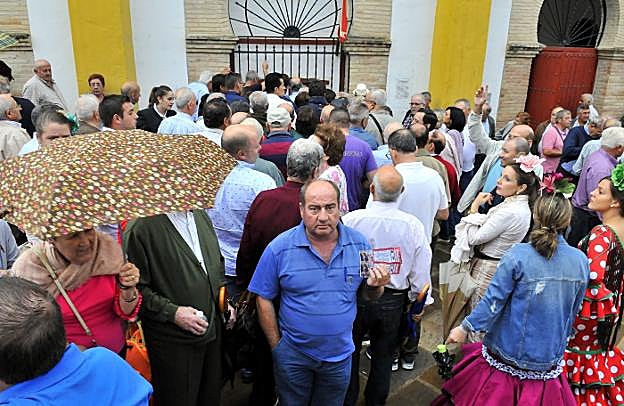 Aficionados hacen cola en taquillas para recuperar el dinero.