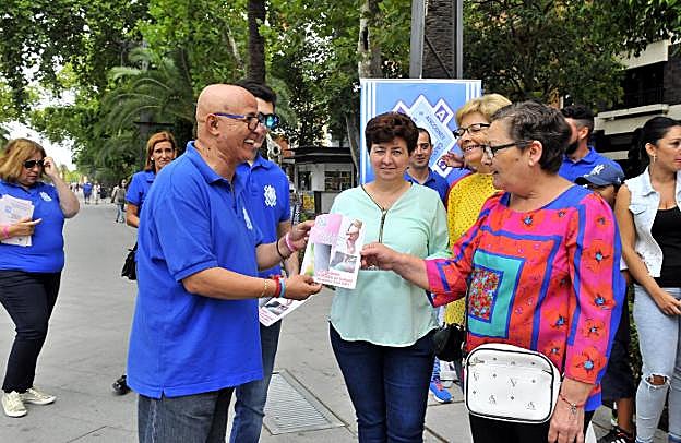 Voluntarios de ALAC reparten panfletos informativos.