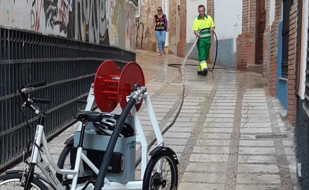 Llega a Jaén el triciclo con manguera