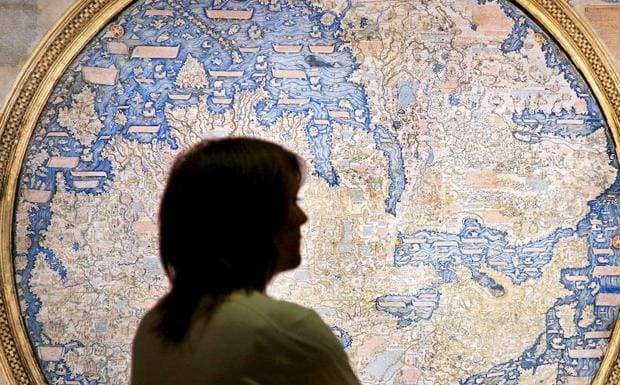 Una mujer observa un mapa en la exposición 'Nuevos Mundos. Portugal y la Época de los Descubrimientos'. 