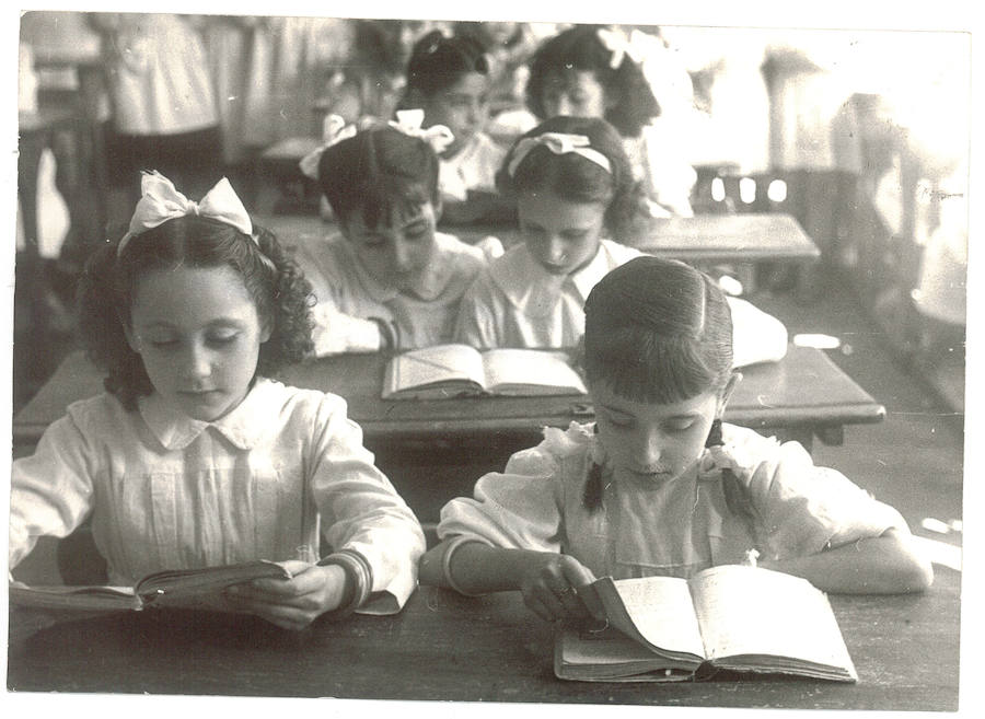 Niñas aplicadas en sus lecturas en un colegio granadino en 1969.