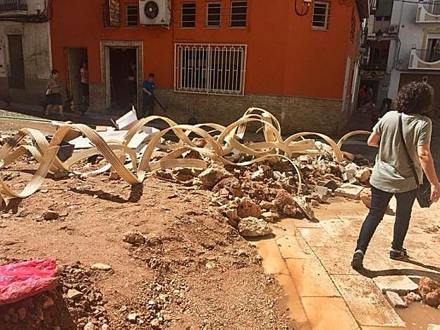 Una mujer camina por una de las calles de Beas, ayer por la mañana, tras la tormenta de la noche del domingo.