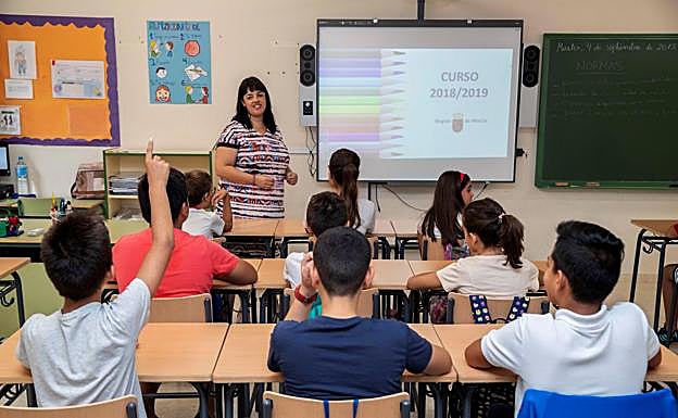 Alumnos y una profesora, en el inicio de curso.
