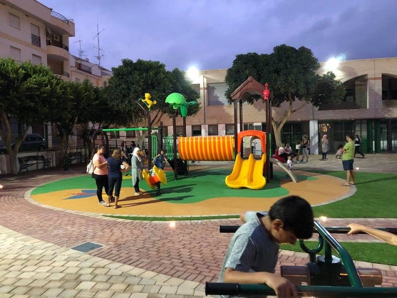 Albuñol acaba de estrenar un parque de 2.000 metros con columpios modernos, divididos por edades, con zona para bebés y otra para tomar un picnic