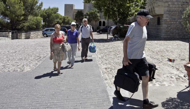 Un grupo de turistas accede al Parador de Santa Catalina. 
