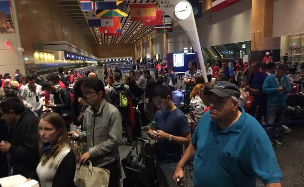 Los pasajeros se aglutinan en el aeropuerto de Boston para pedir información.