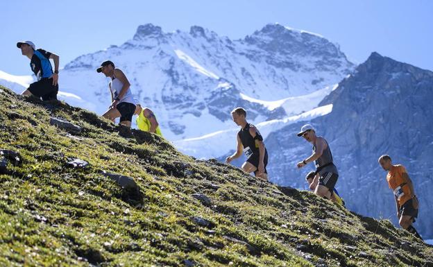 Varios competidores de un maratón alpino. 