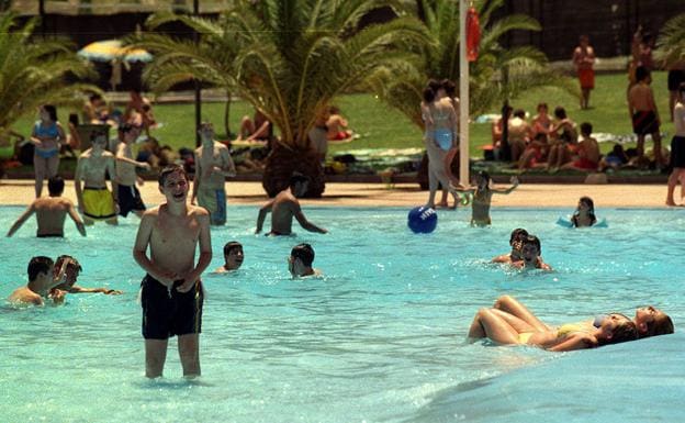 Un grupo de niños se divierte en la piscina del Polideportivo municipal de 'Las Fuentezuelas' en Jaén.