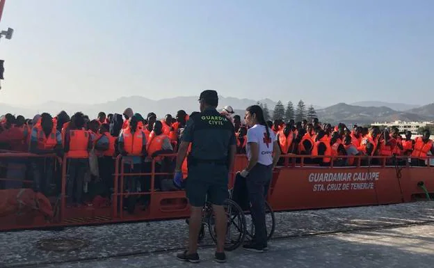 Los inmigrantes a su llegada al puerto de Motril