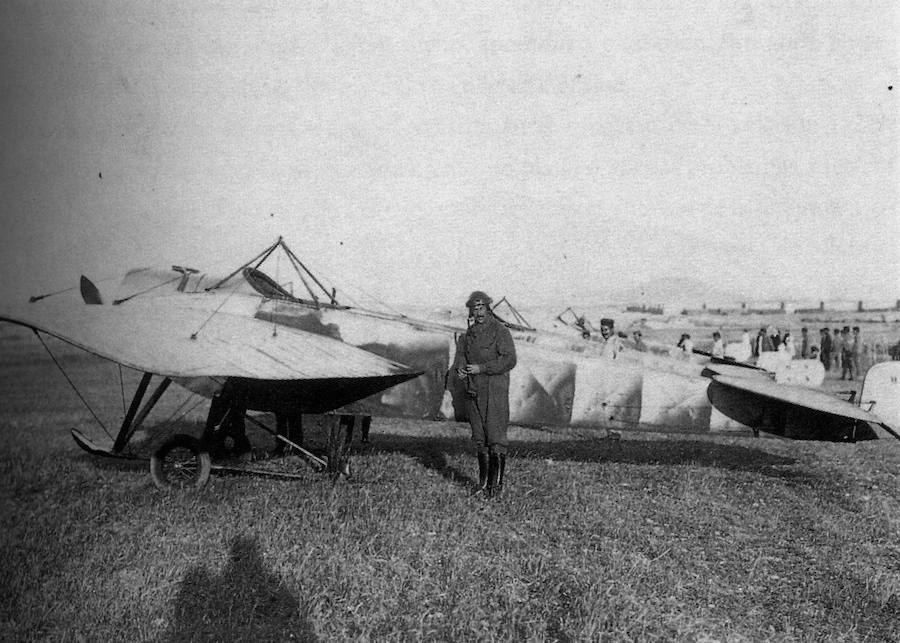 Emilio Herrera en traje de vuelo momentos antes de despegar con un Nieuport con motor rotativo de 50 CV