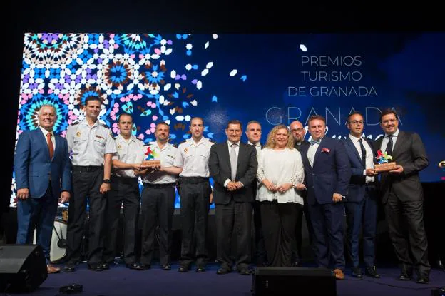 Foto de familia de los premiados, junto con el presidente de la Diputación y el responsable de Turismo. 
