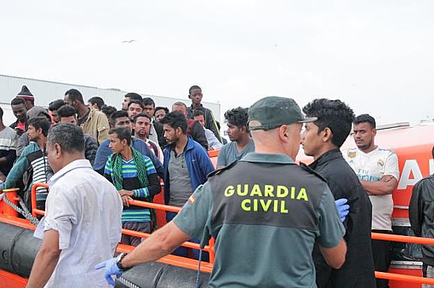Llegada de los inmigrantes al puerto de Motril.