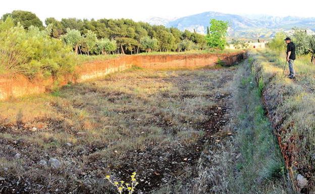 Alberca que recogía el agua procedente del Aljibe de la Lluvia y la acequia de los Arquillos, que llegaba hasta el Palacio de Alixares. Un gran depósito de 40metros de largo que data del siglo XIV. 