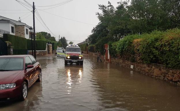 Calle anegada entre el término municipal de La Zubia y la urbanización Los Cerezos de Gójar.