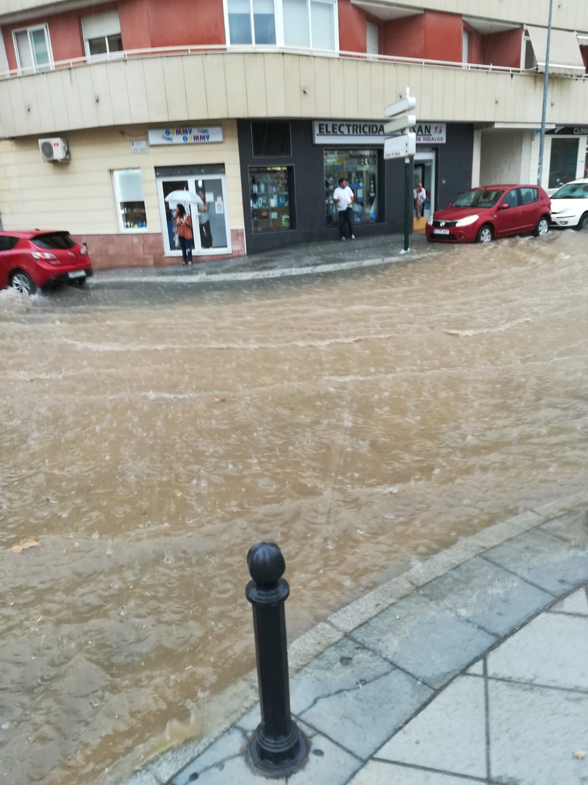 Una tormenta fugaz inunda calles, bajos y carreteras en Motril