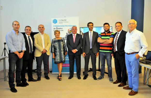 Foto de familia de los impulsores de la escuela y de los organismos que la apoyan. 