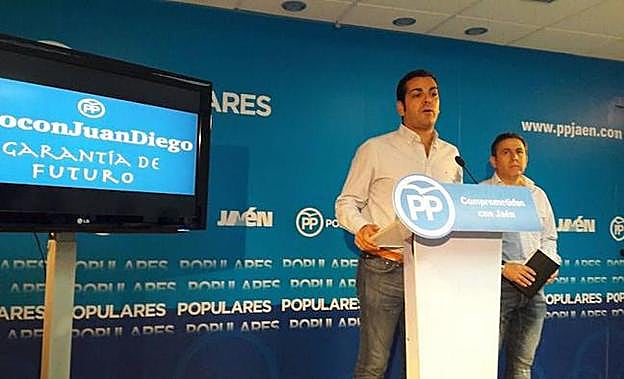 Juan Diego Requena y el alcalde de Los Villares, Francisco Palacios, en rueda de prensa en la sede del partido. 