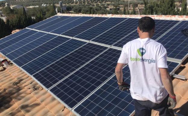 Instalación de paneles solares en el tejado de una casa unifamiliar en Alquife (Granada).