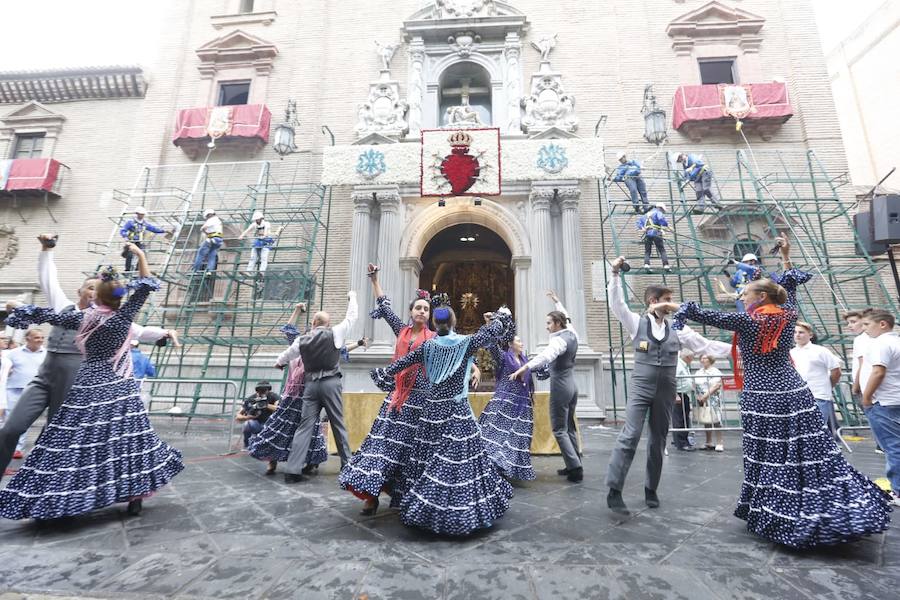 En la puerta de la basílica ya se han escuchado los primeros cantes y bailes de Granada a la Virgen de las Angustias