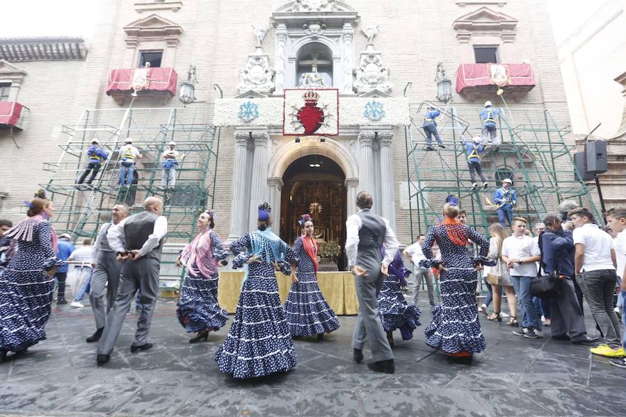 En la puerta de la basílica ya se han escuchado los primeros cantes y bailes de Granada a la Virgen de las Angustias