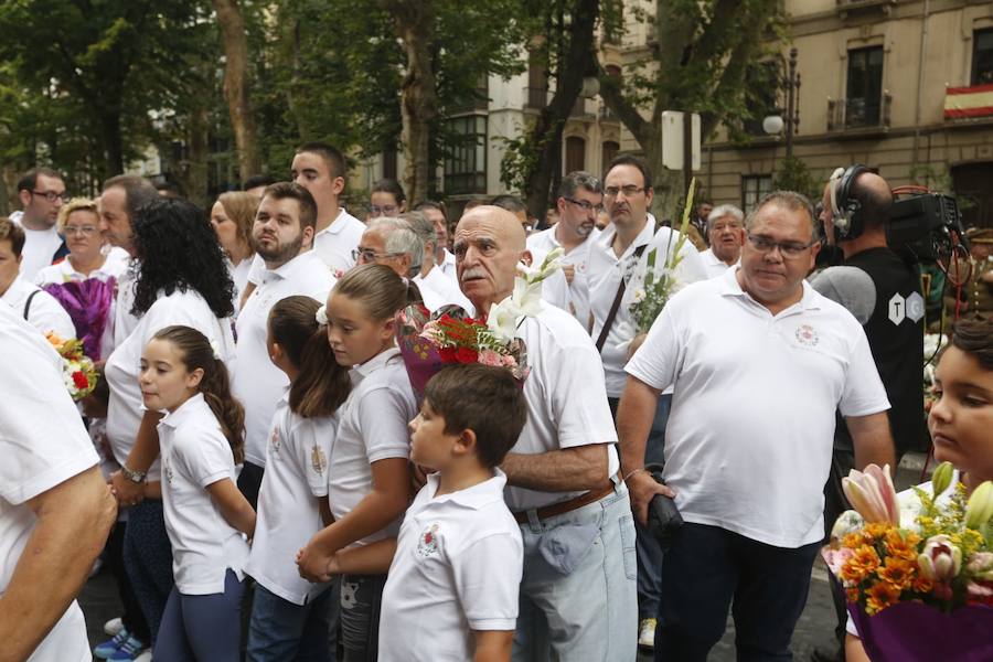 En la puerta de la basílica ya se han escuchado los primeros cantes y bailes de Granada a la Virgen de las Angustias