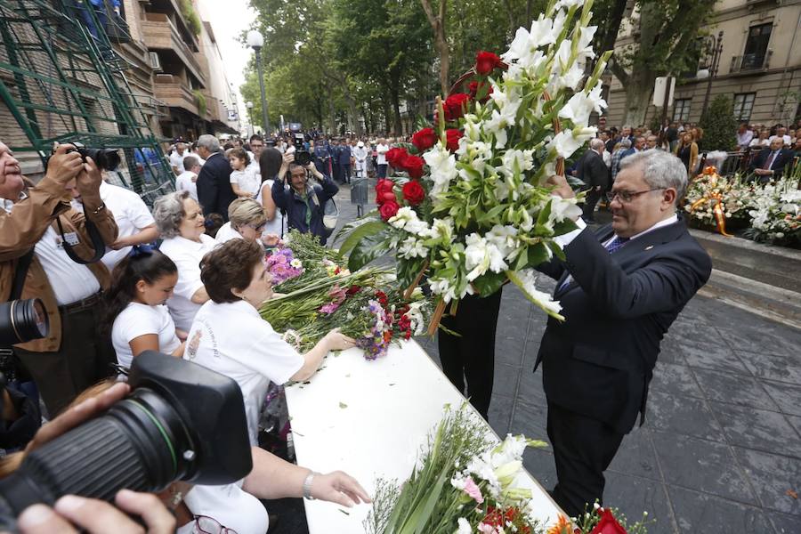 En la puerta de la basílica ya se han escuchado los primeros cantes y bailes de Granada a la Virgen de las Angustias