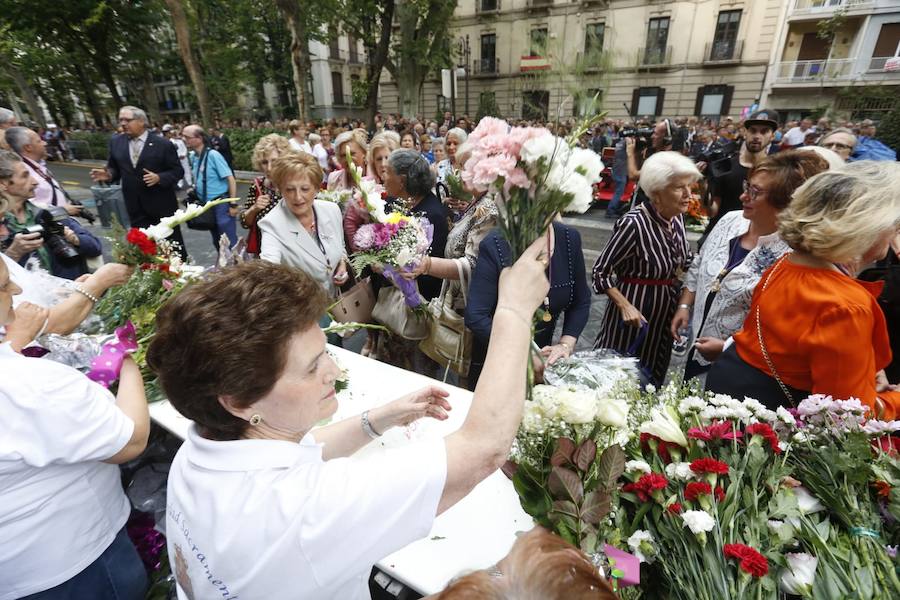 En la puerta de la basílica ya se han escuchado los primeros cantes y bailes de Granada a la Virgen de las Angustias