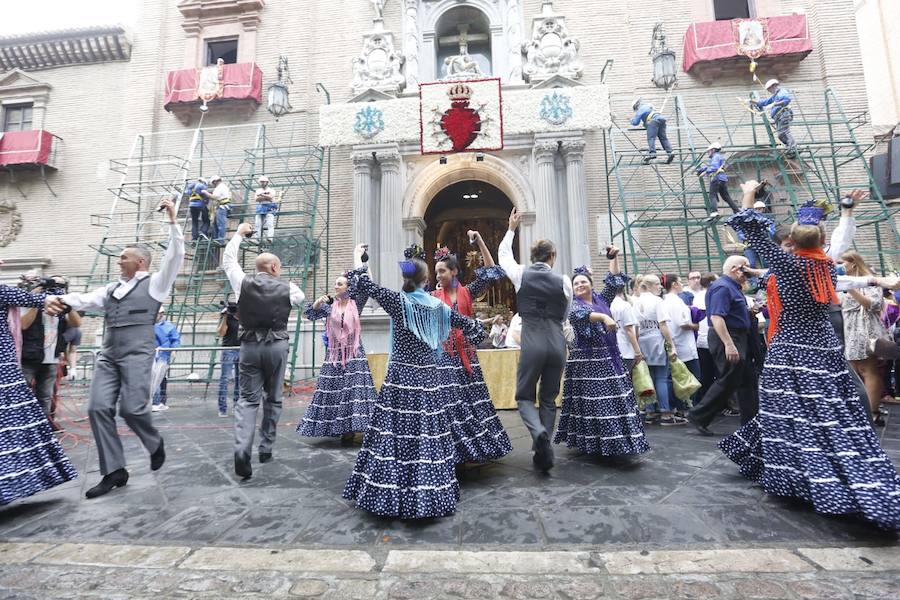 En la puerta de la basílica ya se han escuchado los primeros cantes y bailes de Granada a la Virgen de las Angustias