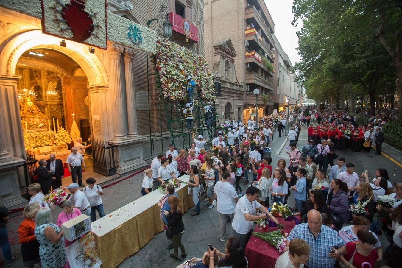 En la puerta de la basílica ya se han escuchado los primeros cantes y bailes de Granada a la Virgen de las Angustias