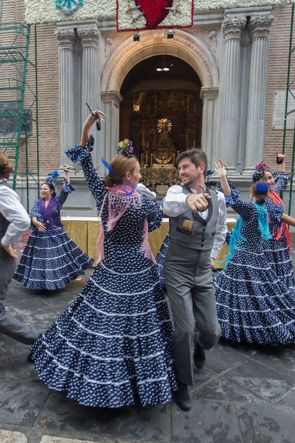 En la puerta de la basílica ya se han escuchado los primeros cantes y bailes de Granada a la Virgen de las Angustias