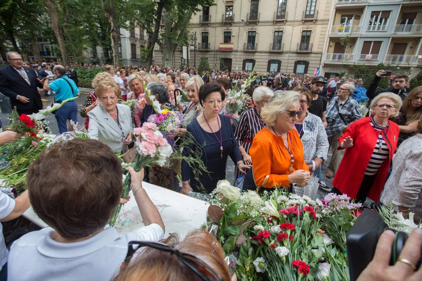 En la puerta de la basílica ya se han escuchado los primeros cantes y bailes de Granada a la Virgen de las Angustias