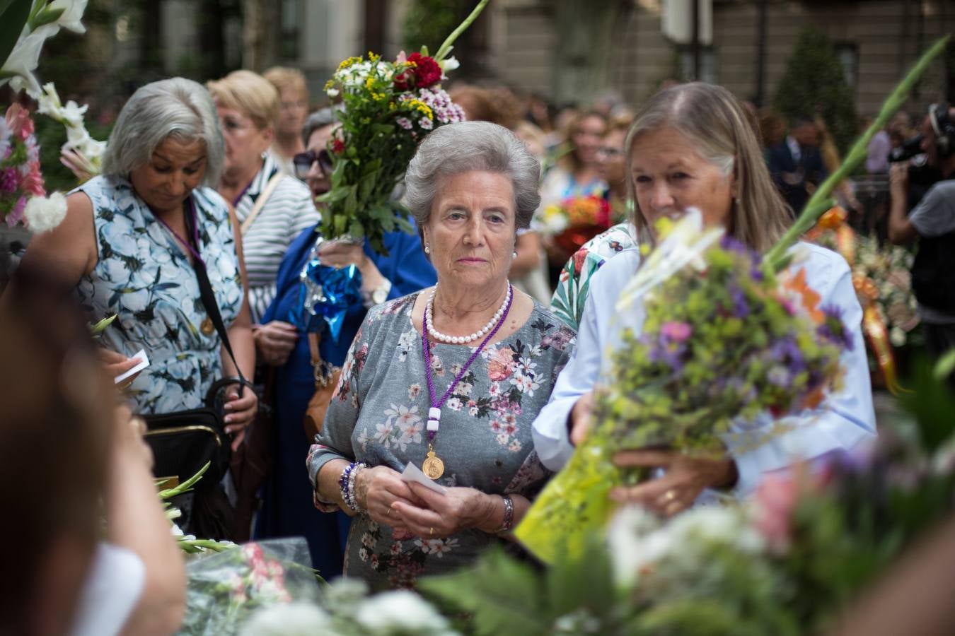 En la puerta de la basílica ya se han escuchado los primeros cantes y bailes de Granada a la Virgen de las Angustias