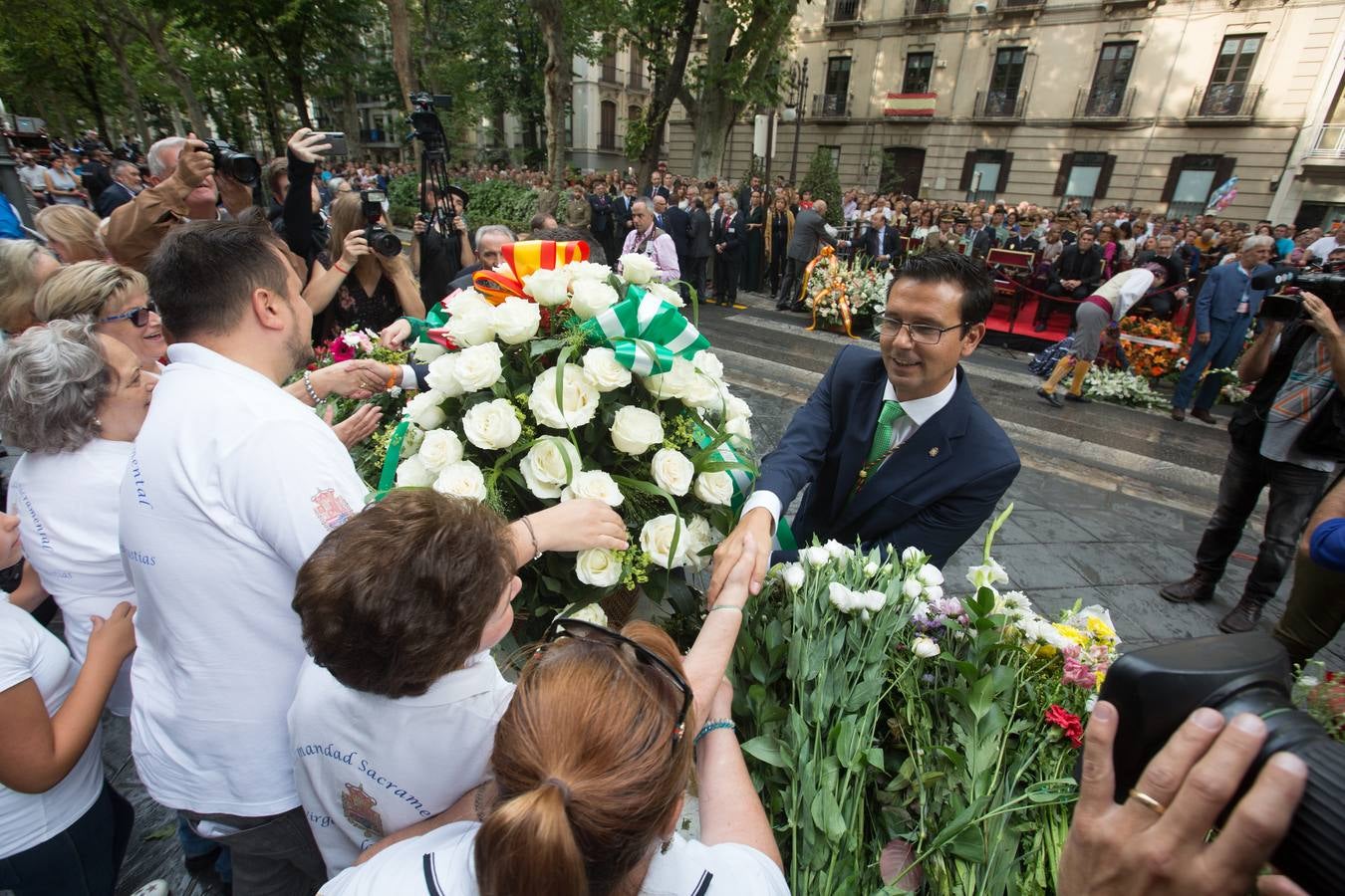 En la puerta de la basílica ya se han escuchado los primeros cantes y bailes de Granada a la Virgen de las Angustias