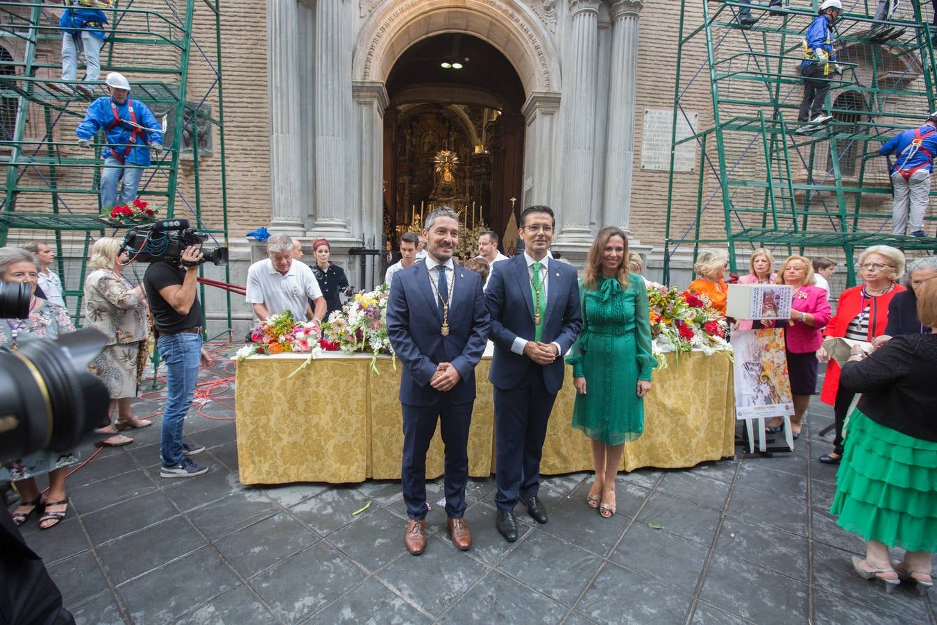 En la puerta de la basílica ya se han escuchado los primeros cantes y bailes de Granada a la Virgen de las Angustias