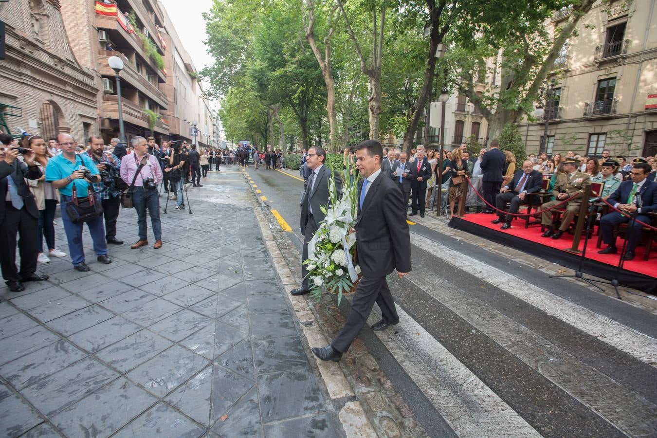 En la puerta de la basílica ya se han escuchado los primeros cantes y bailes de Granada a la Virgen de las Angustias