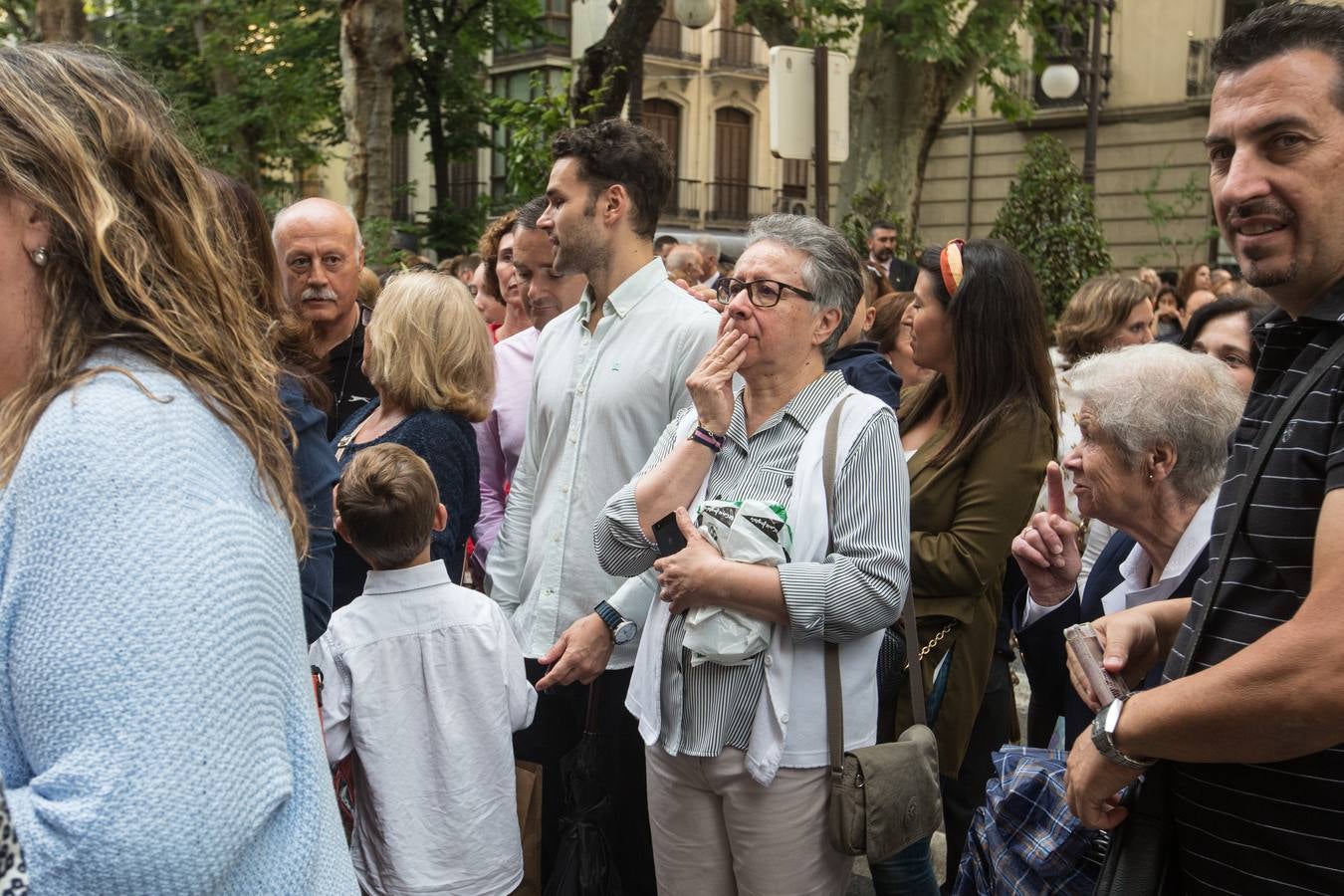 En la puerta de la basílica ya se han escuchado los primeros cantes y bailes de Granada a la Virgen de las Angustias