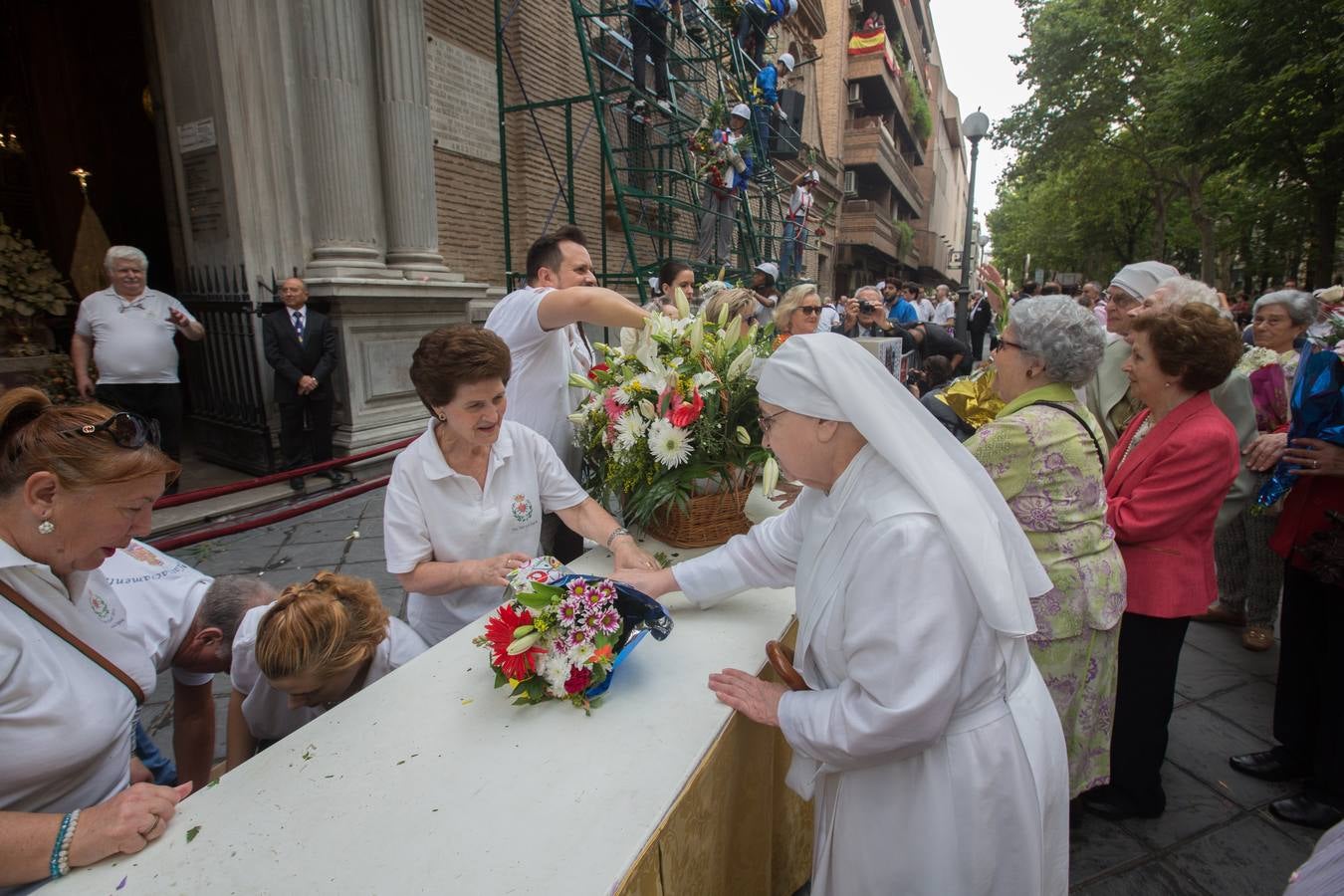 En la puerta de la basílica ya se han escuchado los primeros cantes y bailes de Granada a la Virgen de las Angustias