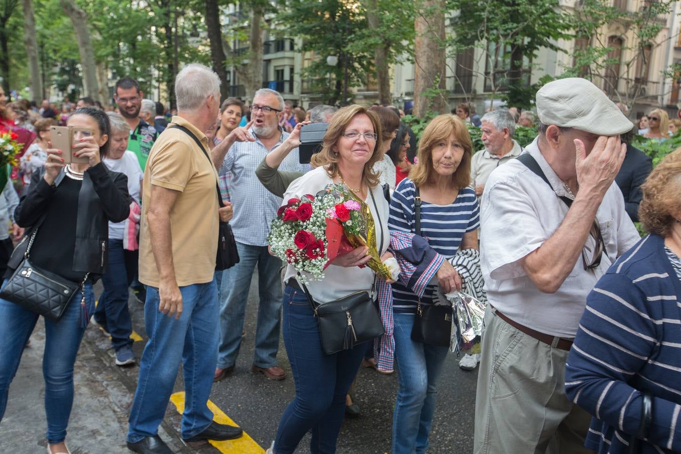 En la puerta de la basílica ya se han escuchado los primeros cantes y bailes de Granada a la Virgen de las Angustias