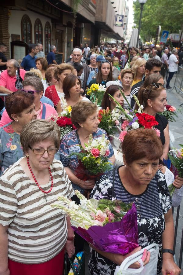 En la puerta de la basílica ya se han escuchado los primeros cantes y bailes de Granada a la Virgen de las Angustias