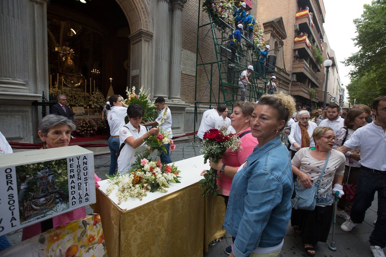 En la puerta de la basílica ya se han escuchado los primeros cantes y bailes de Granada a la Virgen de las Angustias